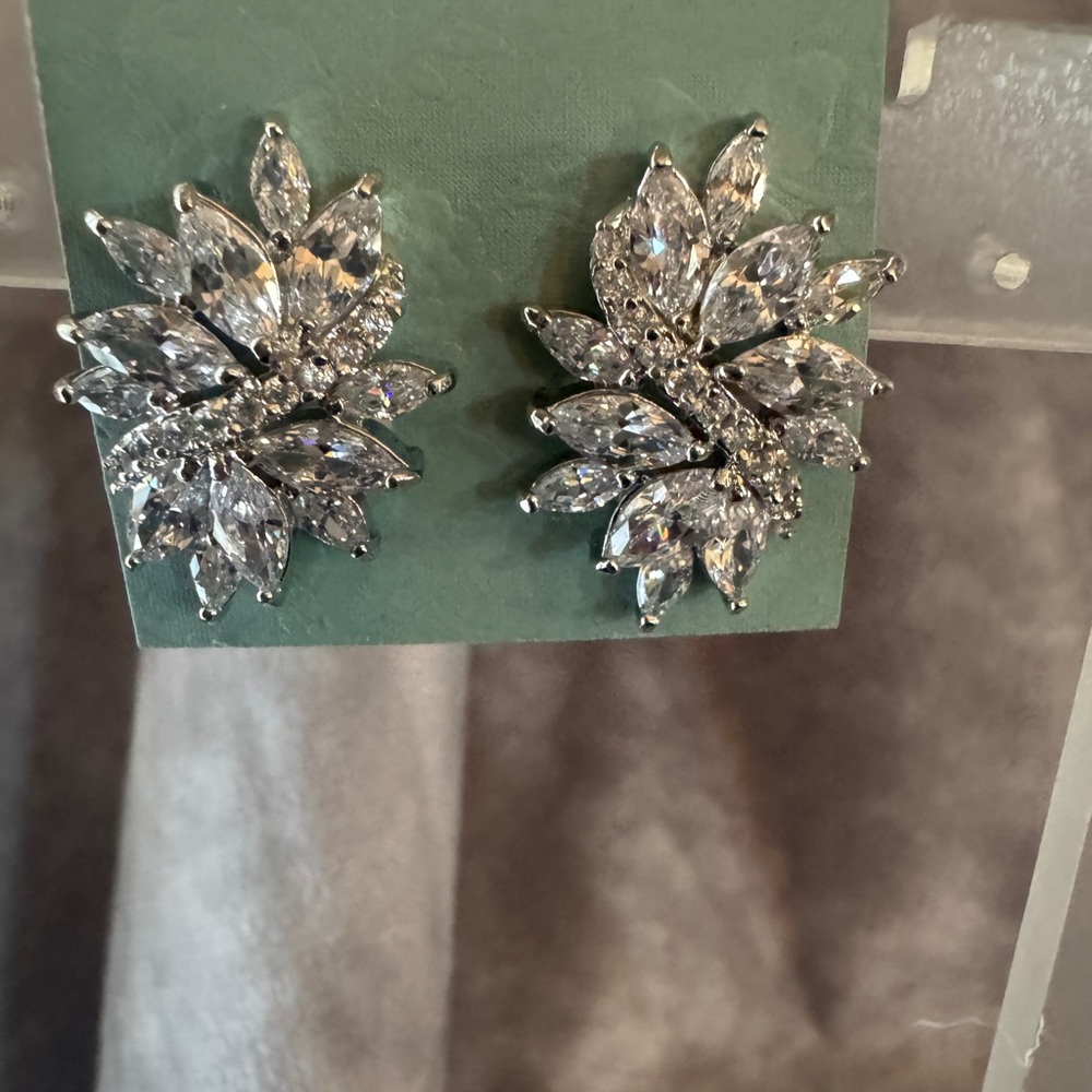 Elegant Silver tone, rhinestone, rhodium, plated clip, Crystal Earrings NEW